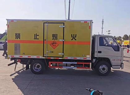 旌阳爆破器材运输车工人安全操作规范与智能技术保障